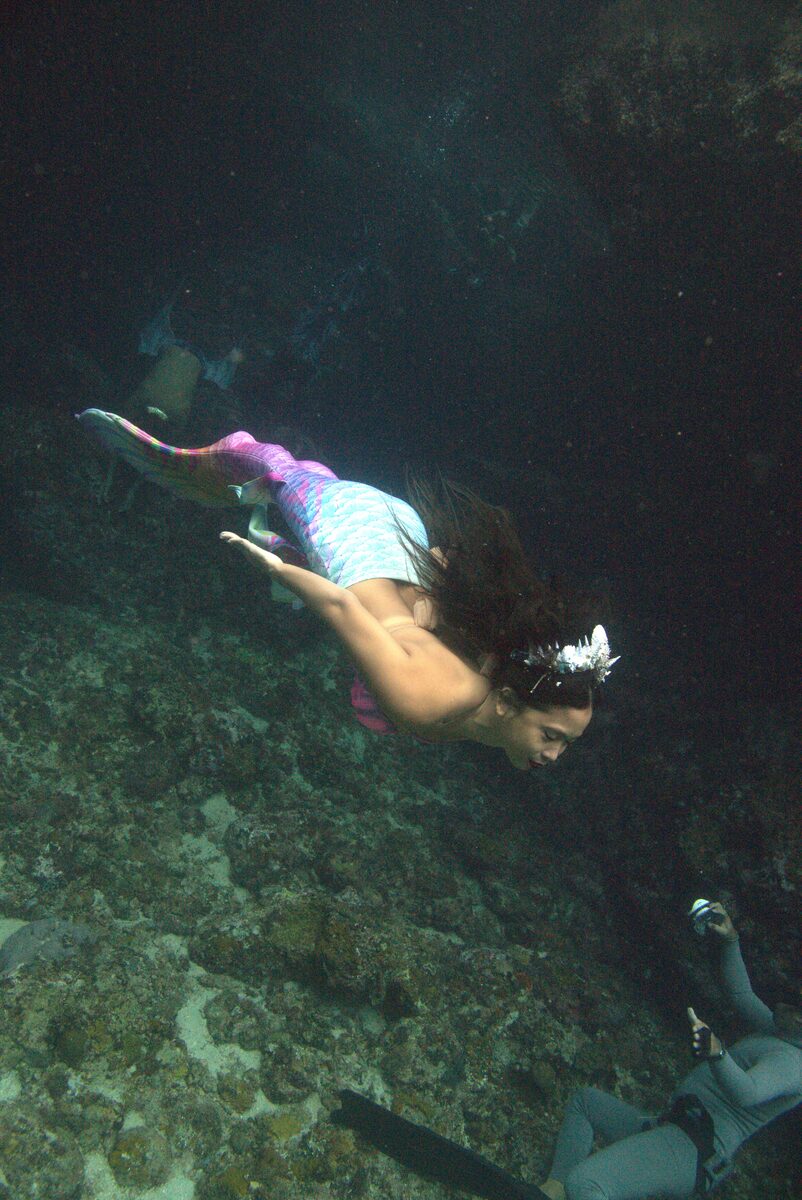 Mermaid Giona descending toward a freediver
