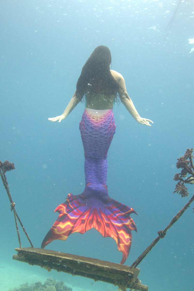 Mermaid Giona posed underwater